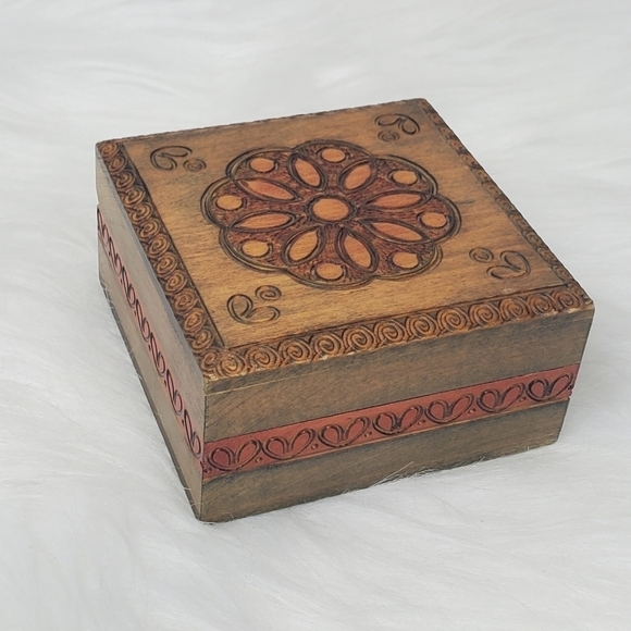 Hand Crafted Light Weight Flower Wooden Trinket/Jewelry Box Made‎ In Poland - Picture 2 of 10